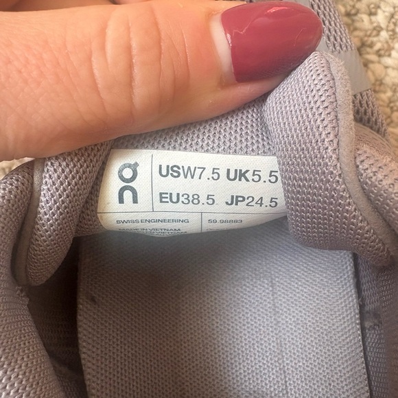 On Cloud Sneakers - Picture 2 of 4